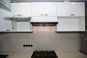 Светлый кухонный гарнитур в скандинавском стиле из ДСП с системой Push-open