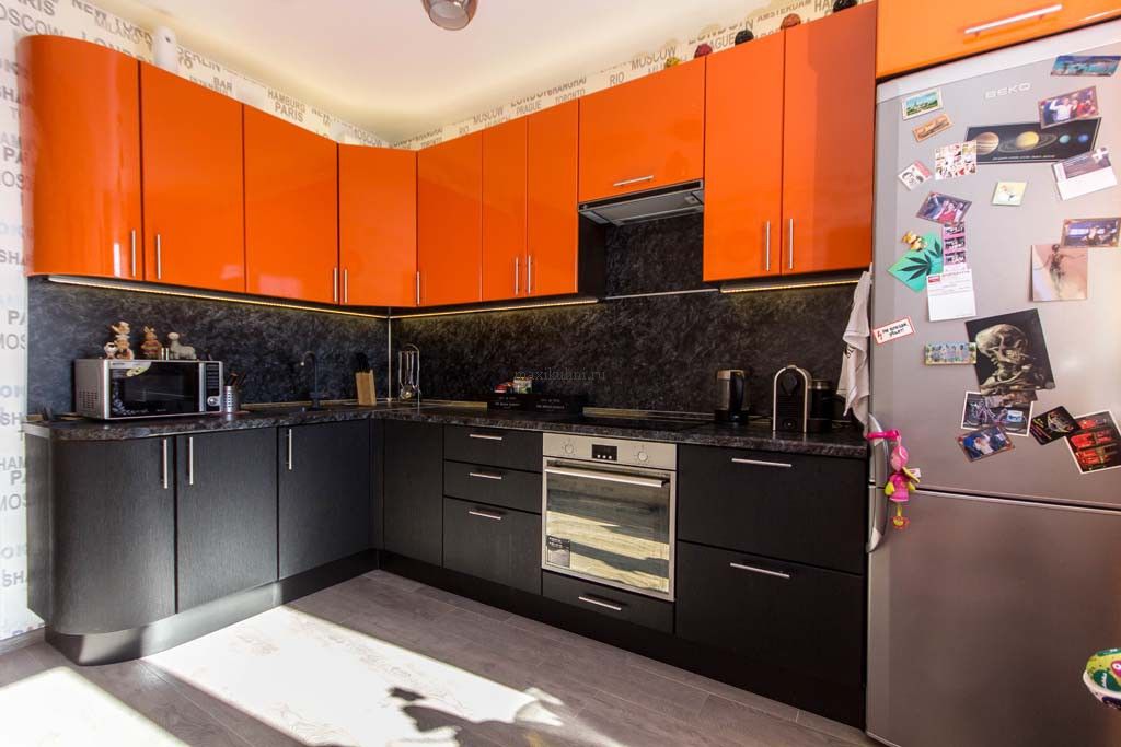 Черно-оранжевая кухня фото