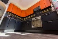 Черно-оранжевая кухня  фото