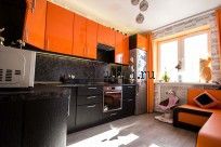 Черно-оранжевая кухня  фото