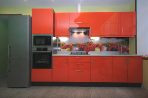 Кухонный гарнитур красного цвета с цветочном принтом