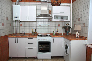 Белая глянцевая кухня небольших размеров